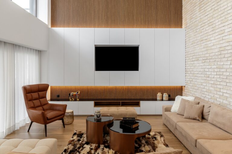 Hillorama Loft: Διαμέρισμα στη Θεσσαλονίκη που ξεχωρίζει για την μοντέρνα αισθητική και τις γήινες αποχρώσεις