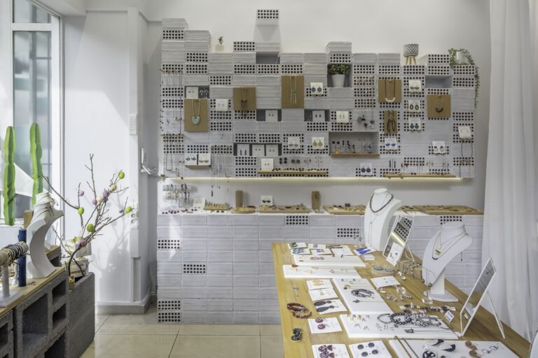 Το εξαιρετικό design κάνει τη διαφορά σε αυτό το showroom χειροποίητων κοσμημάτων στην Άνω Γλυφάδα