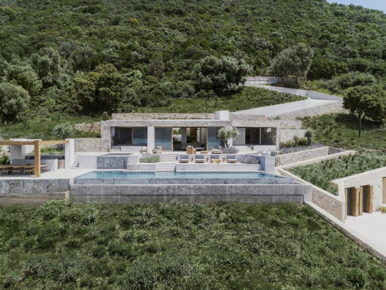 Villa Apollon: Μια υπόσκαφη κατοικία στη Λευκάδα σε απόλυτη αρμονία με το καταπράσινο περιβάλλον της περιοχής