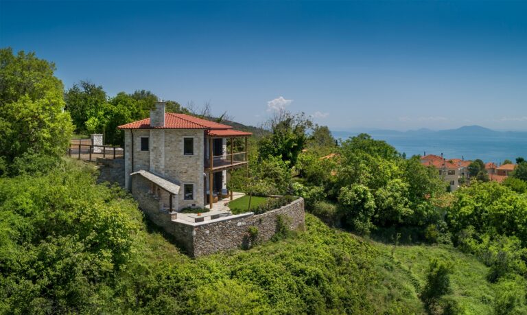 Μια εντυπωσιακή πέτρινη κατοικία με μαγευτική θέα δεσπόζει στο γραφικό χωριό Κατηχώρι του Πηλίου