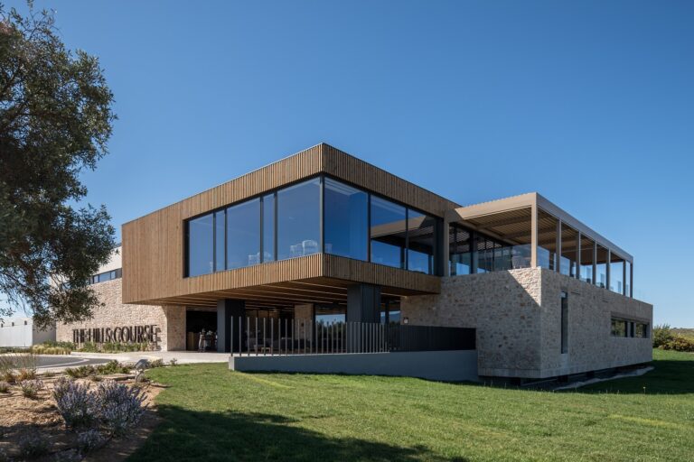 Το Hills Clubhouse στο Navarino Hills: Η αρμονική σύνδεση του αρχιτεκτονικού σχεδιασμού με το φυσικό τοπίο