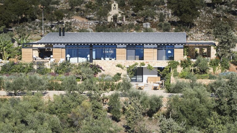 Casa Nova Residence: Μια εξωστρεφής κατοικία στην καρδιά ενός ελαιώνα της Μεσσηνιακής Μάνης