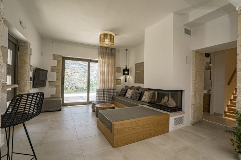 Blue Lake Villa: Μια κατοικία διακοπών στην Κρήτη σε γήινες αποχρώσεις που θα σας ενθουσιάσει