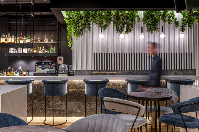 Mantis Bar: Ένα εξαιρετικό κατάστημα στη Χαλκιδική που “παντρεύει” υπέροχα το κομψό design με τη φύση