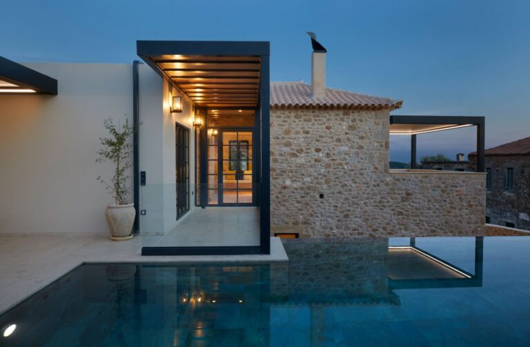 Riglia Residence: Ανάπλαση πέτρινης διώροφης κατοικίας στην Μεσσηνιακή Μάνη