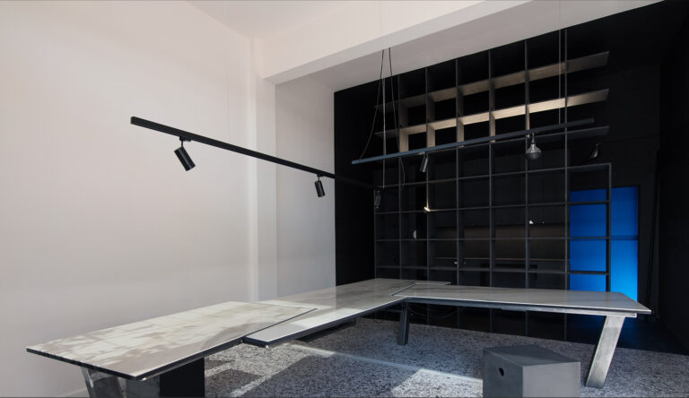 Blue / Black Office: Ένας ιδιαίτερος χώρος εργασίας στην Κοζάνη, που αποτελεί design έμπνευση