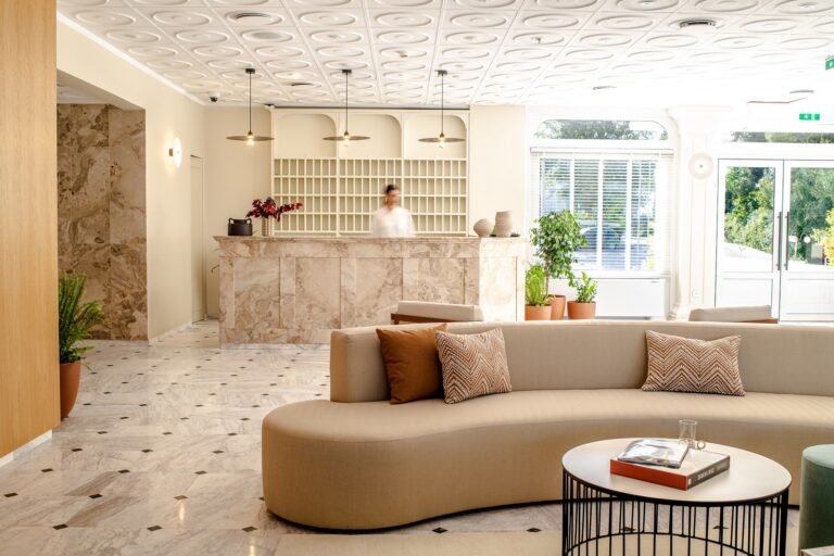 Brown Beach Chalkida: Ένα νέο ξενοδοχείο με exceptional design, «υμνεί» τα χρώματα του ελληνικού καλοκαιριού