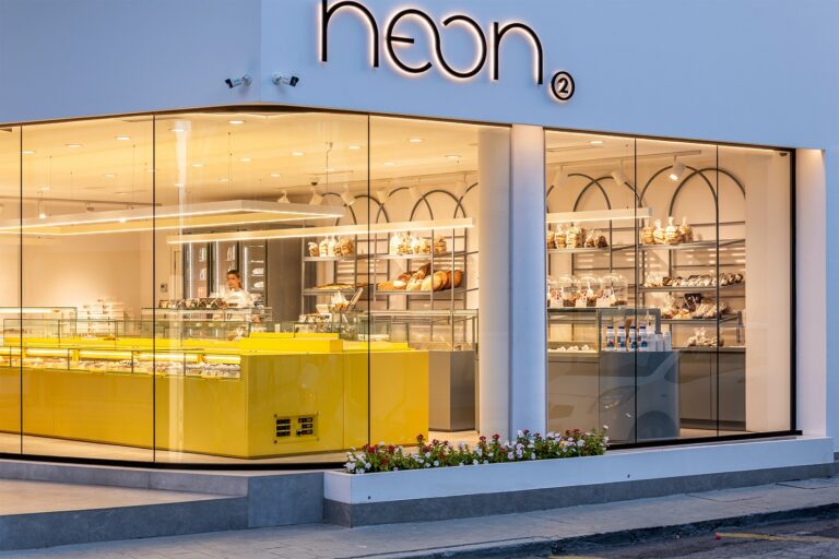 «ΝΕΟΝ 2»: Ένα νέο bakery & coffee shop στο Άργος που μαγνητίζει τα βλέμματα με το ευφάνταστο design του