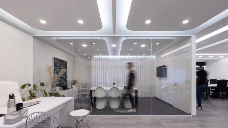 Ο «έξυπνος» φωτισμός αναδεικνύει το design των νέων κεντρικών γραφείων της εταιρείας Synthetica στο Μαρούσι