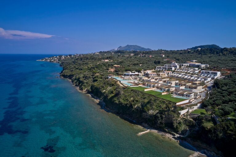 Μέσα σε ένα νέο 5* ξενοδοχείο που συνδυάζει μοναδικά το σύγχρονο design με την παραδοσιακή αρχιτεκτονική της Ζακύνθου