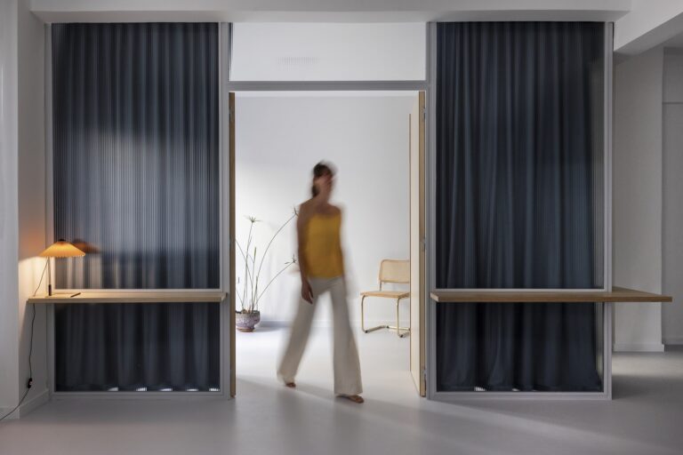 House for a Musician: Ένα υποδειγματικό διαμέρισμα στη Νέα Σμύρνη που «πλημμυρίζεται» από φυσικό φως