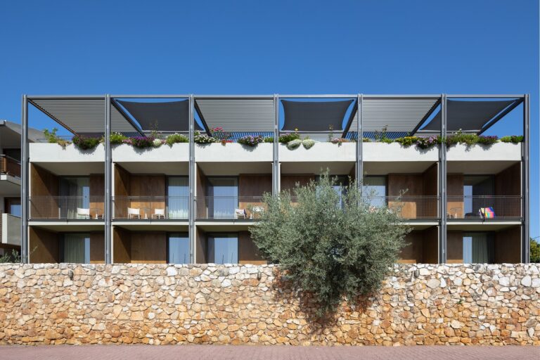 Alkyon: Ένα εμβληματικό ξενοδοχείο στο νησί της Σκιάθου ξαναβρίσκει τη χαμένη αίγλη του
