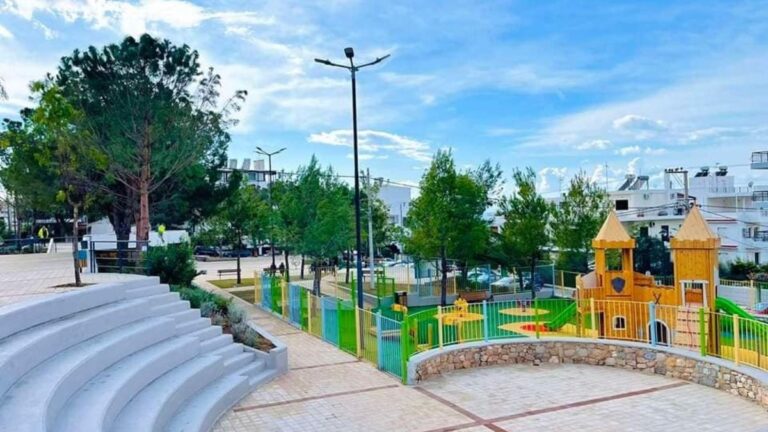 Ολοκληρώθηκε η εκτεταμένη ανάπλαση της πλατείας Κονίτσης στη Γλυφάδα