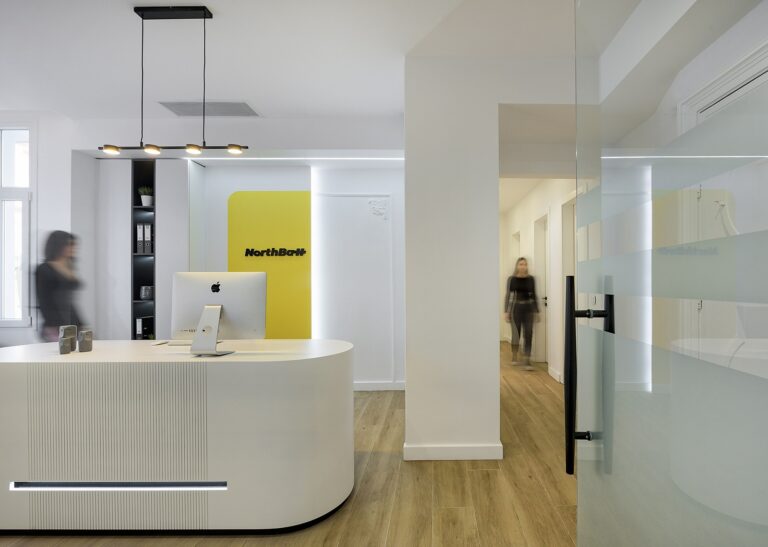 Ένα working space στη Θεσσαλονίκη συνδυάζει τη μοντέρνα αισθητική με την εκλεπτυσμένη λειτουργικότητα