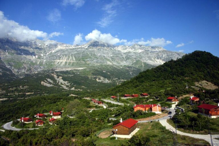 Η Περιφέρεια Ηπείρου αναλαμβάνει την αποκατάσταση και αξιοποίηση του Δασικού Χωριού στον Καταρράκτη Άρτας