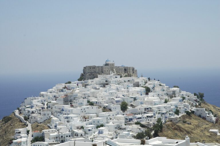 Υβριδικό σταθμό ΑΠΕ στην Αστυπάλαια κατασκευάζει η ΔΕΗ Ανανεώσιμες