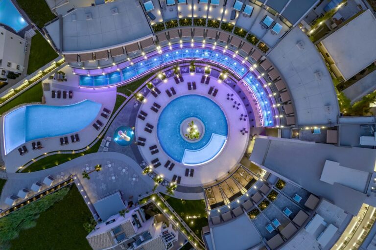 Nautilux: Ένα επιβλητικό resort στο Ρέθυμνο που ξεχωρίζει χάρη στον ευρηματικό σπειροειδή σχεδιασμό του