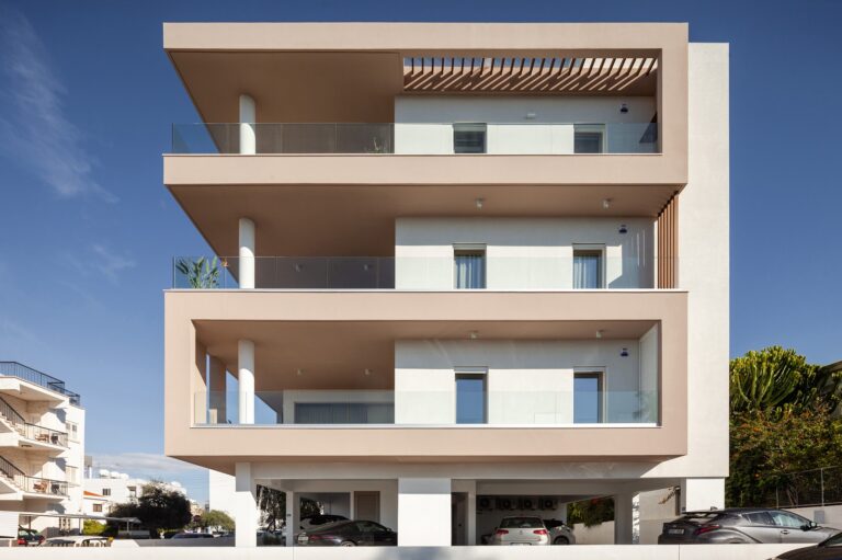 Verde Residence: Μια πολυκατοικία στη Λευκωσία με διαμερίσματα που μοιάζουν με μικρές μονοκατοικίες