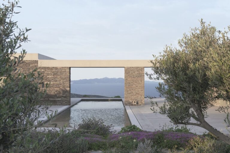 House with a garden: Μια σαγηνευτική κατοικία στη Σίφνο γίνεται «ένα» με το εκπληκτικό outdoor σκηνικό