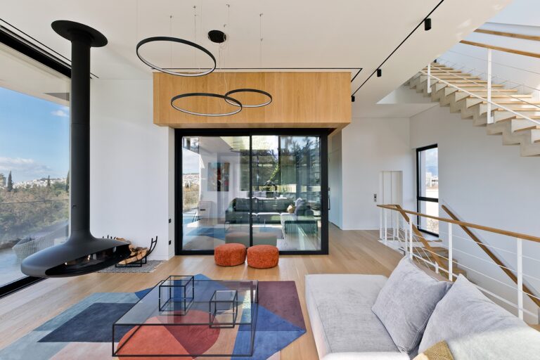 The Wedge House: Μια τετραώροφη κατοικία στου Παπάγου που διακρίνεται για τη σφηνοειδή γεωμετρία της