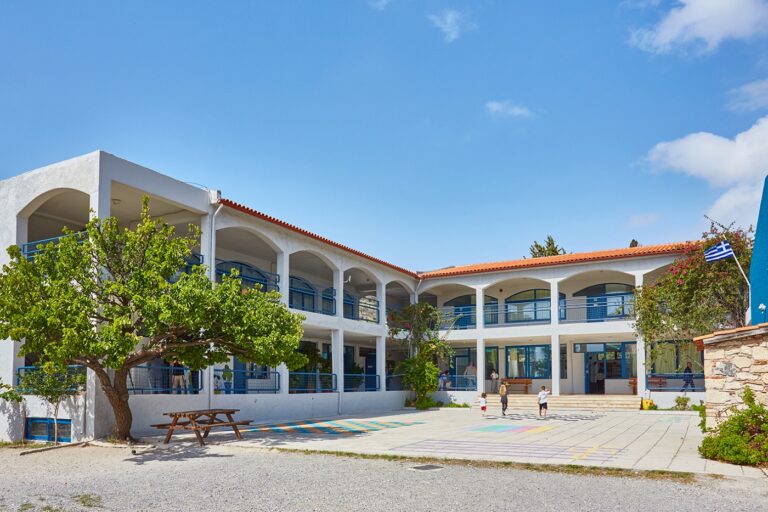 ElvalHalcor και Σιδενόρ ολοκλήρωσαν την ανακατασκευή του Δημοτικού Σχολείου στη Λίμνη Ευβοίας