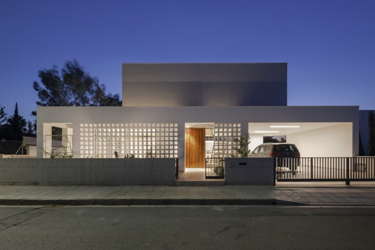 2XL House: Μια «λουσμένη» στο φως κατοικία στη Λευκωσία απογειώνει το μοντέρνο design