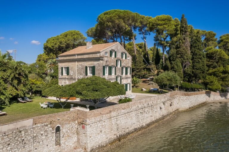 Την ιστορική Villa Posillipo στην Κέρκυρα απέκτησαν τα Aria Hotels
