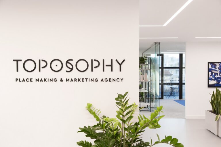 Toposophy: Ένα workplace στην Αθήνα με έντονο προσωπικό χαρακτήρα και playful διακοσμητικές πινελιές