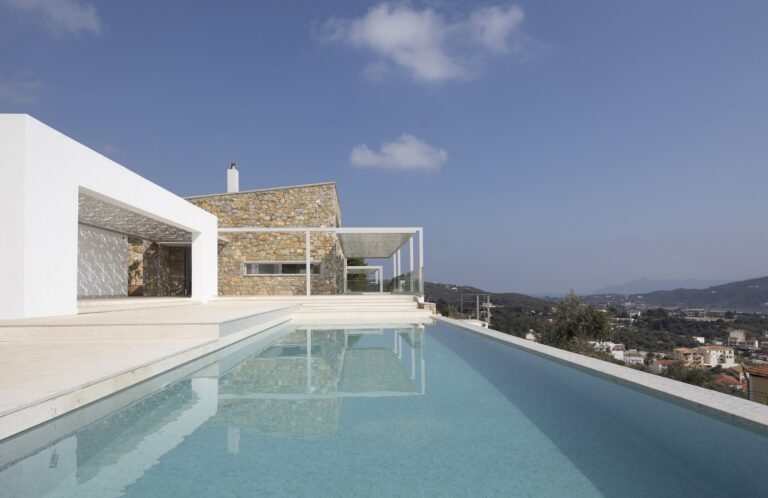 Villa Petra: Ένα συγκρότημα πέτρινων κατοικιών στη Σκιάθο αναδεικνύει την ασύλληπτη ομορφιά του τόπου