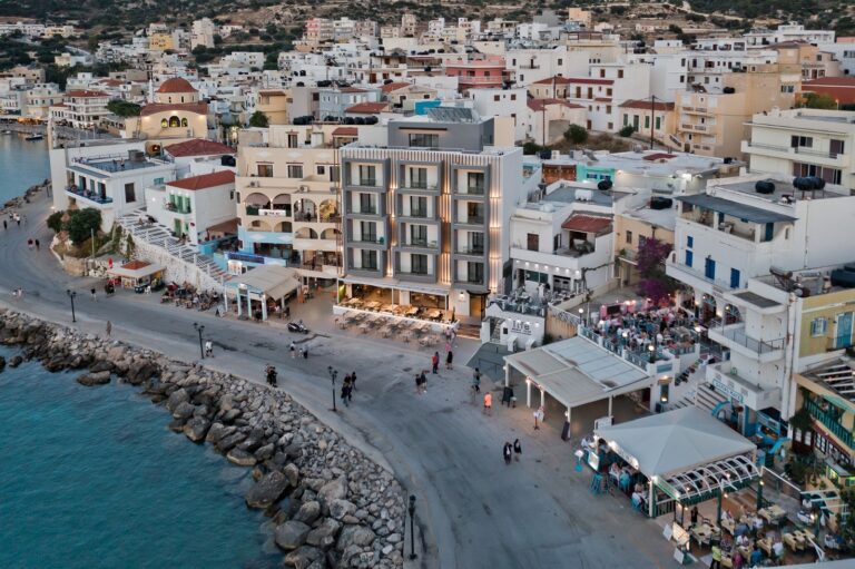 Περιηγηθείτε στο ανανεωμένο ARCUS Luxury Suites στην Κάρπαθο που ξεχωρίζει για τις vintage επιρροές του