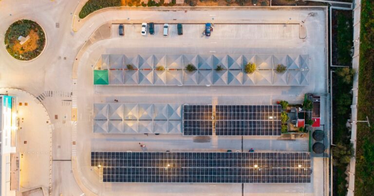 Noval Property: Φωτοβολταϊκός σταθμός εγκαταστάθηκε στο εμπορικό πάρκο Mare West στην Κόρινθο