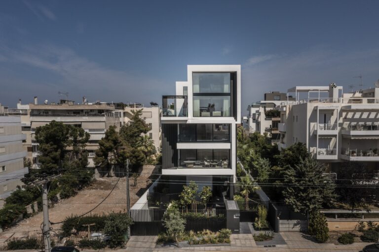 Μια εντυπωσιακή πολυκατοικία στη Γλυφάδα «υποκλίνεται» στο εκλεπτυσμένο design με τον πιο updated τρόπο