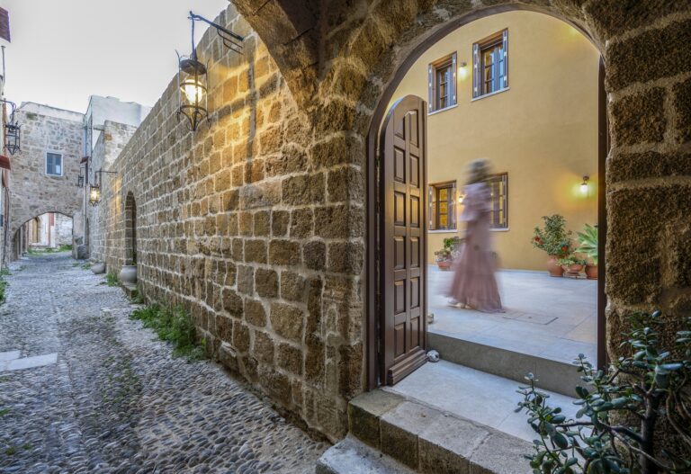 Spanish Knights Inn: Ένα ατμοσφαιρικό boutique hotel  στη Ρόδο μας ταξιδεύει στην εποχή των Ιπποτών