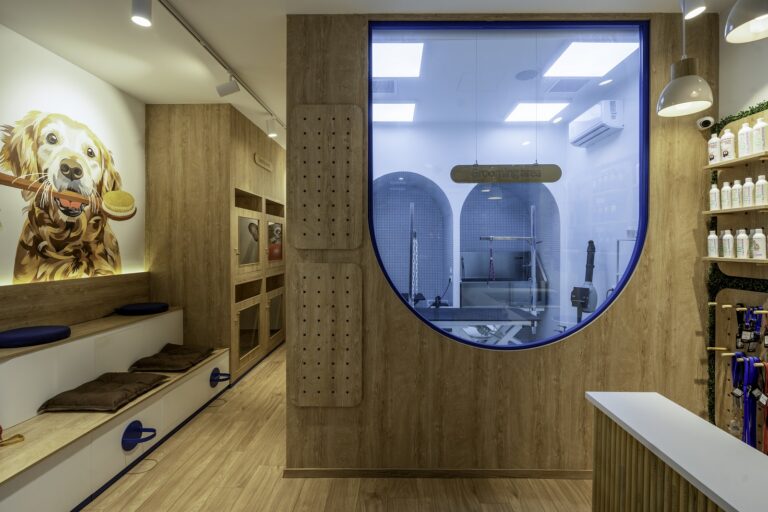 Ένα κατάστημα για Pet Grooming στη Θεσσαλονίκη που θα σας εκπλήξει με το ευρηματικό και μοντέρνο design του