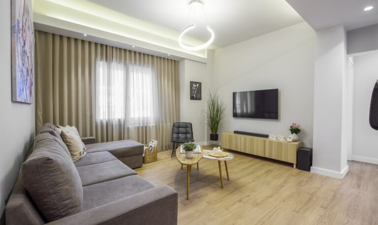 Elysium retreat: Ένα διαμέρισμα Airbnb στη Θεσσαλονίκη αναδεικνύει με τον πιο cool τρόπο τους γήινους τόνους
