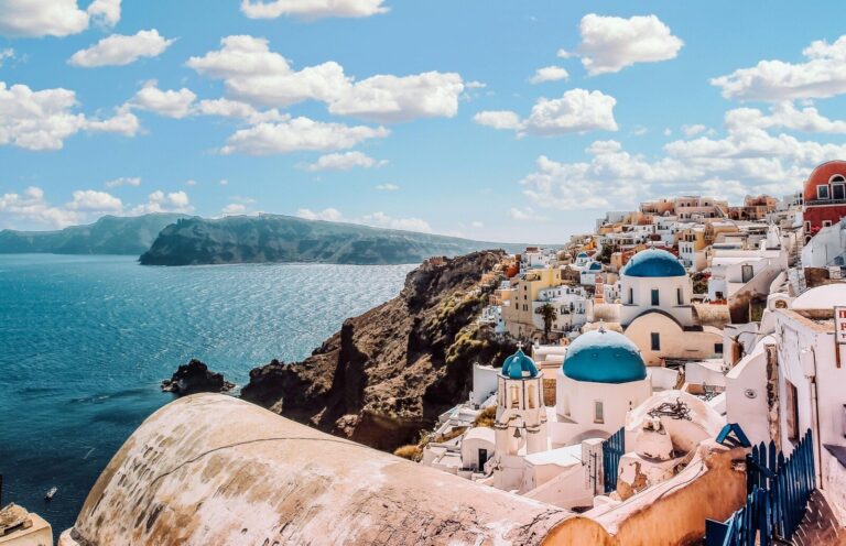 Παρουσιάστηκε το ειδικό πολεοδομικό σχέδιο Σαντορίνης: Στόχος ο δραστικός περιορισμός της εκτός σχεδίου δόμησης