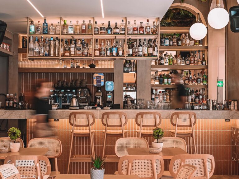 Elefante: Ένα φιλόξενο all day café bar στην Πάτρα μας δείχνει πώς μπορεί να συνδυαστεί το κλασικό με το μοντέρνο design