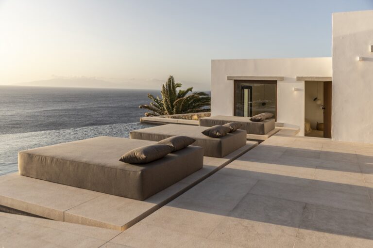 The Sky Villa: Μια breathtaking κατοικία στη Μύκονο συνδυάζει σκανδιναβικό στιλ και μεσογειακή αύρα