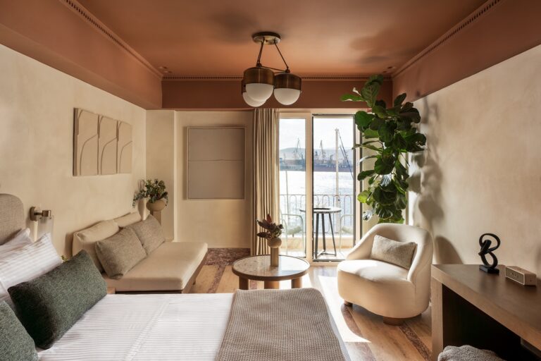 Hgiso Apartment: Η αρμονία και το φως είναι στοιχεία που χαρακτηρίζουν αυτό το μαγευτικό διαμέρισμα στη Νεοκλασική Σύρο
