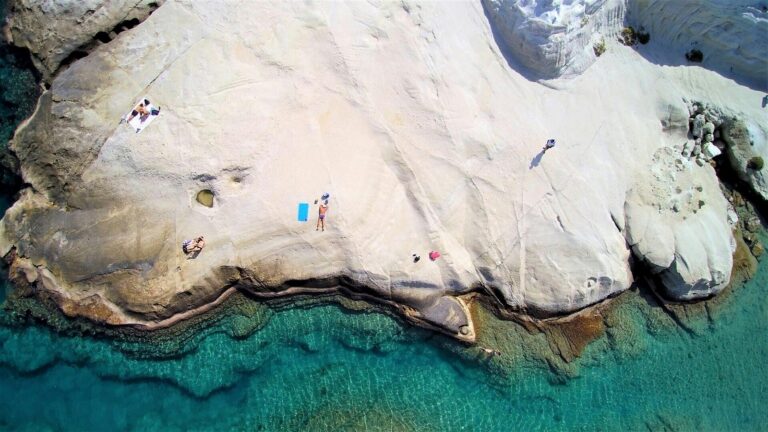 ΥΠΕΝ: Ζητά την άμεση διακοπή της ανέγερσης ξενοδοχείου στο Σαρακήνικο της Μήλου