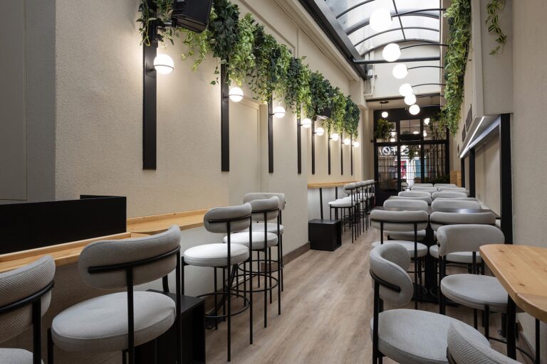 STOA – brunch tales & cocktails: Μια αστική στοά στη Χίο στην οποία χάνονται τα όρια εσωτερικού & εξωτερικού χώρου