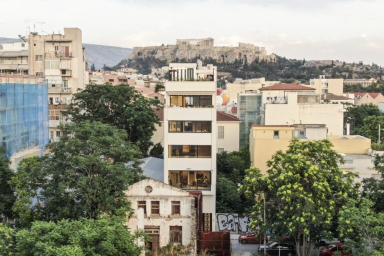 Μια παλιά αποθήκη μεταμορφώνεται σε ένα σύγχρονο συγκρότημα κατοικιών που κάνει αίσθηση στην γειτονιά του Θησείου