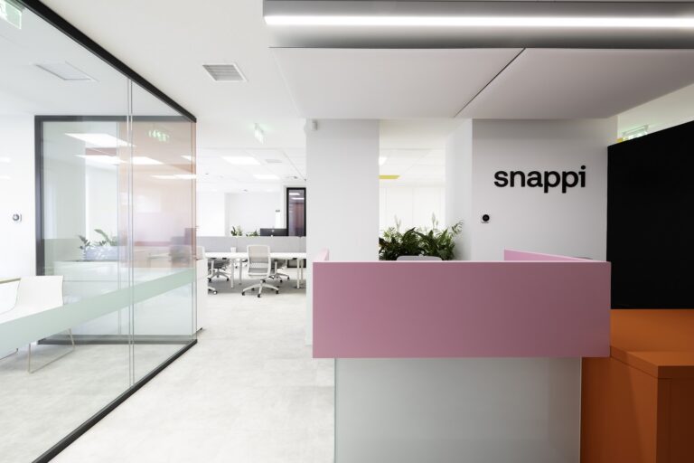 SNAPPI Office Hub: Ένα πρότυπο εργασιακό περιβάλλον στο κέντρο της Αθήνας γεμάτο έντονα & φωτεινά χρώματα