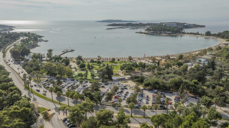 Ποια ηχηρά επιχειρηματικά ονόματα διεκδικούν την «Ακτή Βουλιαγμένης»;