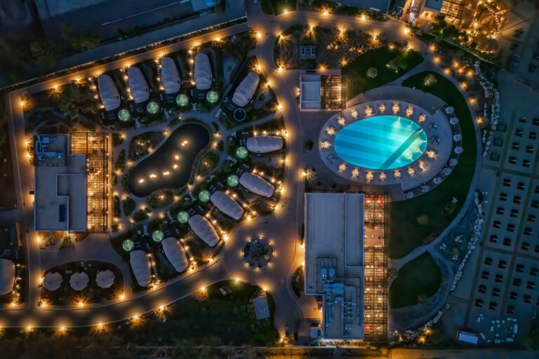 91 Athens Riviera: Μια εμπειρία πολυτέλειας με την τέχνη του φωτισμού της PROLIGHT