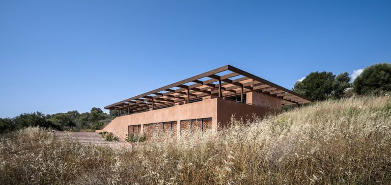 Gaia Residence: Μια κατοικία στη Λευκάδα μοιάζει να αναδύεται από τη γη – Τα χρώματα της τερακότας αντηχούν με το τοπίο
