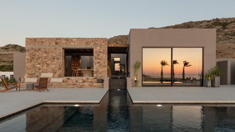 La Punta Villa overlooks the Aegean, blending the timeless beauty of Cycladic architecture with the tranquility of Naxos Island
