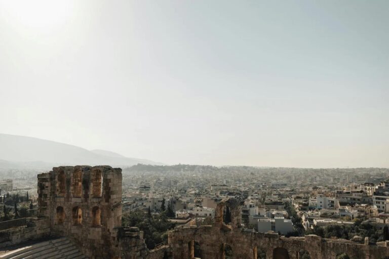Greenpeace: Καύσωνας και πίσω από κλειστές πόρτες – Έρευνα για τη θερμική επιβάρυνση που βιώνουν τα ελληνικά νοικοκυριά