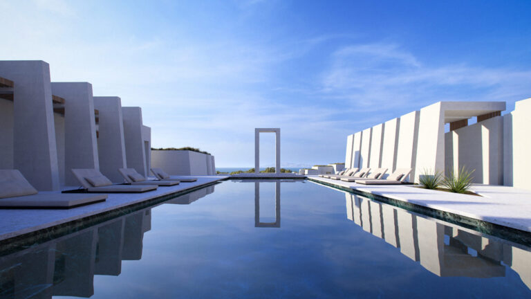 Gateway to Blue: Ένα ξενοδοχειακό καταφύγιο στην Πάρο μοιάζει να έχει ξεπηδήσει από το τοπίο γύρω του