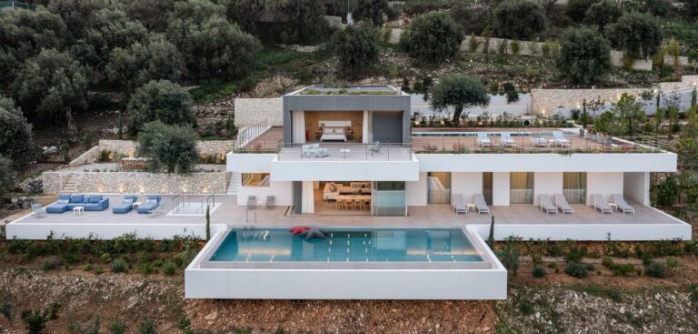 Στην καταπράσινη Κέρκυρα, μια σύγχρονη βίλα με κοσμοπολίτικο χαρακτήρα απολαμβάνει τα δώρα της φύσης